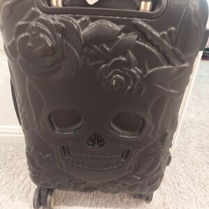IT Luggage Black Skull